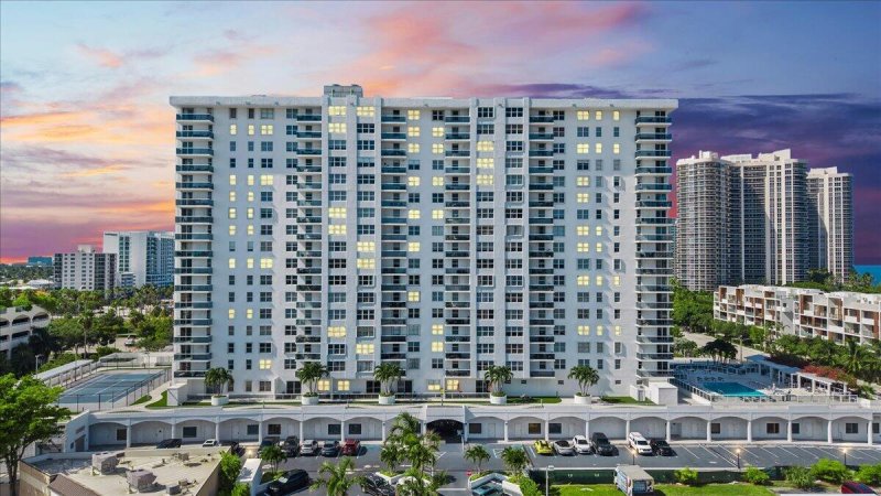 Condo for sale at Berkley South 18L