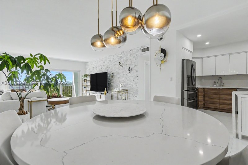 Condo for sale at Arlen House 1924