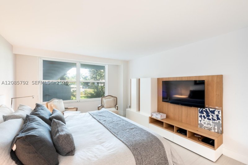Condo for sale at Commodore Club South 206