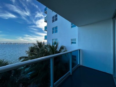 Wake Biscayne Bay Apt #3U