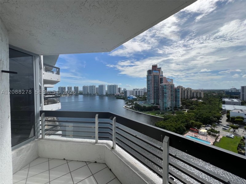 Aluguel de apartamento no Mystic Pointe 500 1903