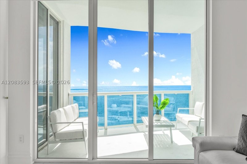 Comprar apartamento no Trump Tower Two 1606