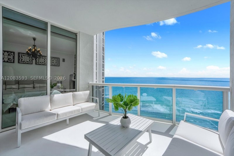 Comprar apartamento no Trump Tower Two 1606