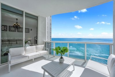 Comprar apartamento no Trump Tower Two 1606