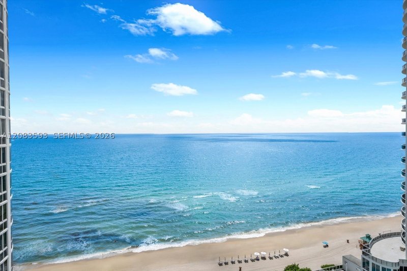 Comprar apartamento no Trump Tower Two 1606