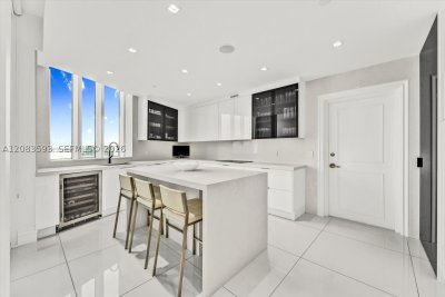 Comprar apartamento no Trump Tower Two 1606