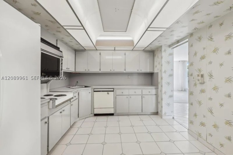 Condo for sale at Bayview Towers C402