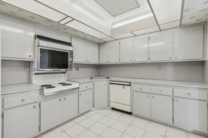 Condo for sale at Bayview Towers C402
