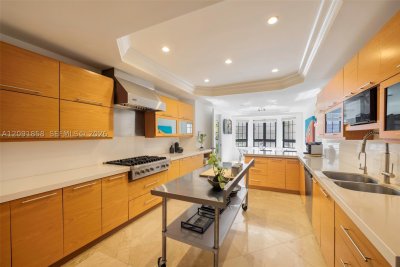 Comprar apartamento no Cloisters On The Bay 1204