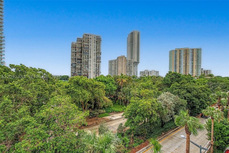 Condo for sale at 2200 Brickell 405