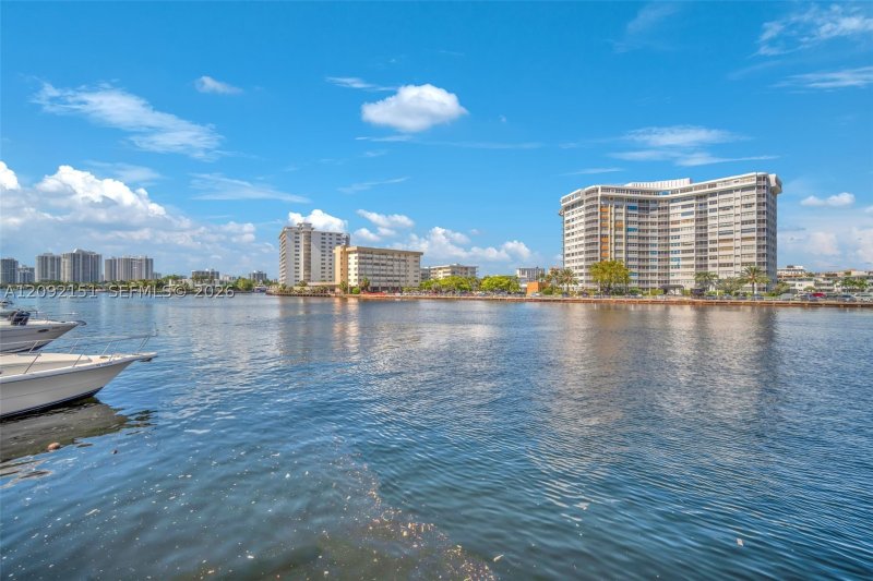 Condo for sale at Plaza Towers South PH3