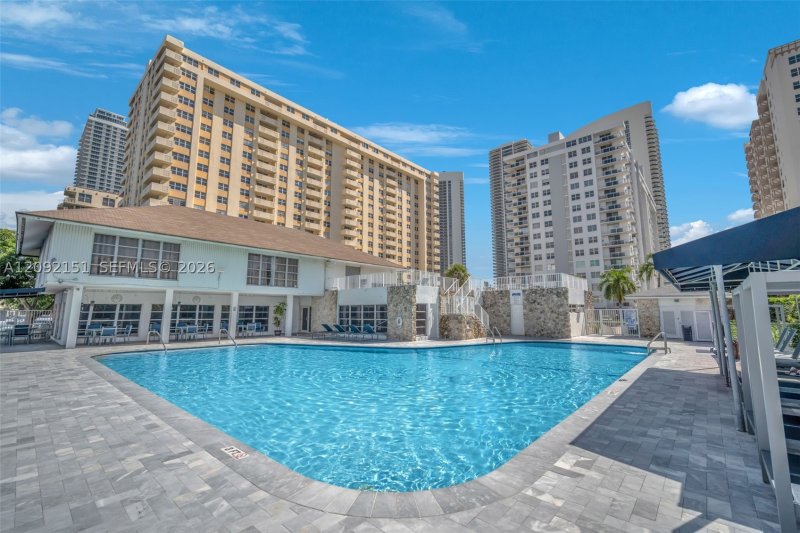 Condo for sale at Plaza Towers South PH3