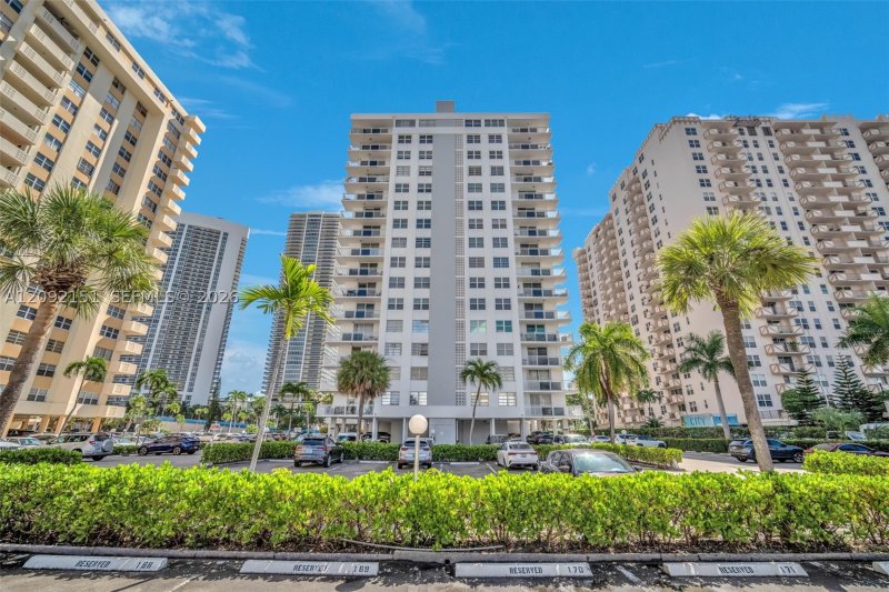 Condo for sale at Plaza Towers South PH3