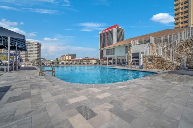 Condo for sale at Plaza Towers South PH3