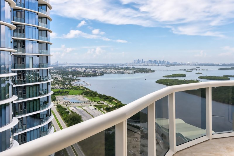 Comprar apartamento no Trump Tower Three 4007