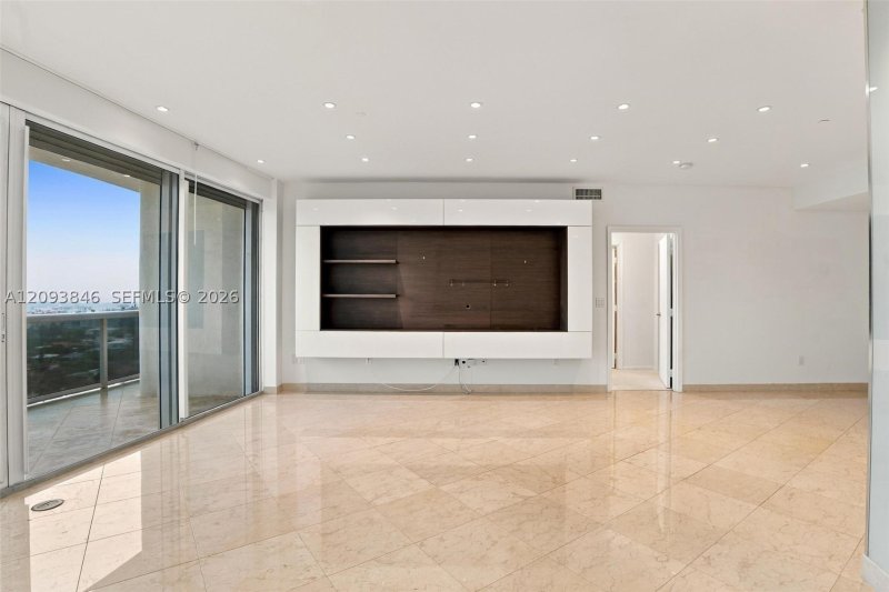 Condo for sale at Majestic Tower 1508