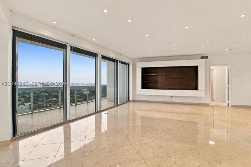 Condo for sale at Majestic Tower 1508