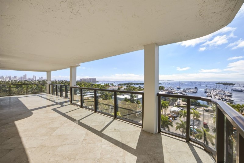 Comprar apartamento no Coconut Grove Bayshore