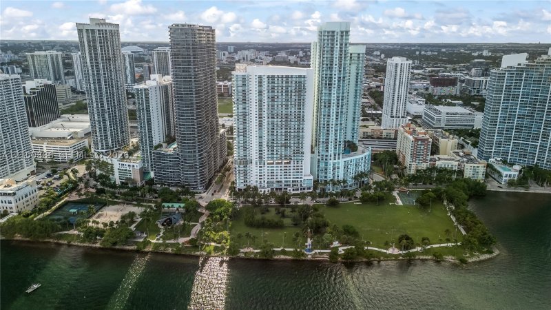 Condo for sale at 1800 Club 4006