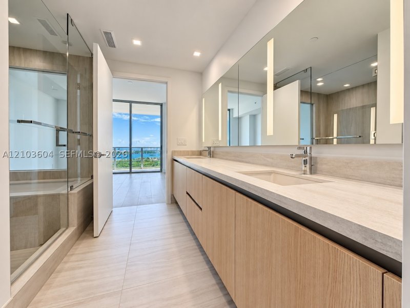 Apartment for rent at One Park Tower by Turnberry 2504