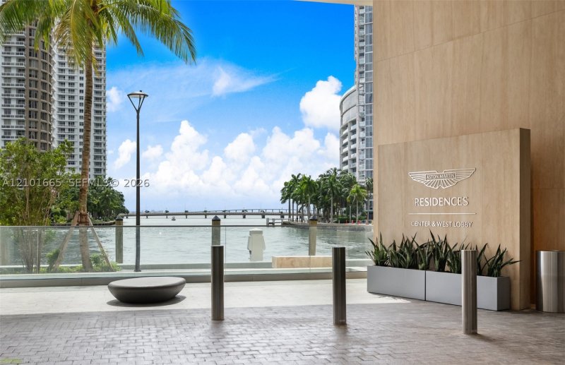 Comprar apartamento en Aston Martin Residences 1205C