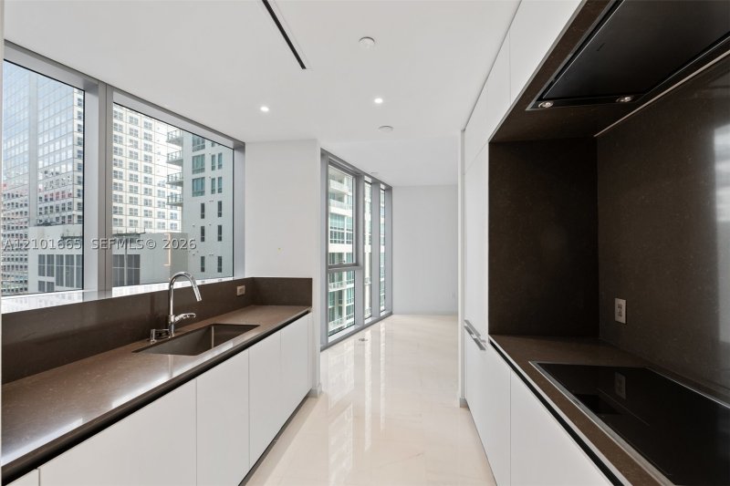 Comprar apartamento en Aston Martin Residences 1205C