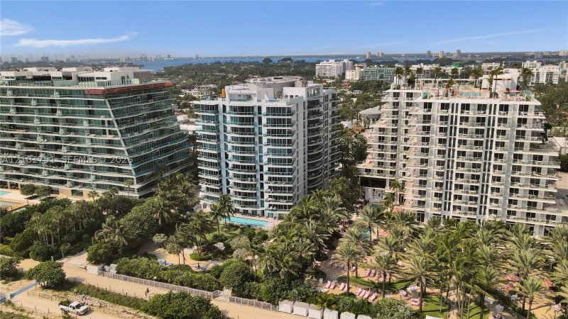Condo for sale at Azure 305