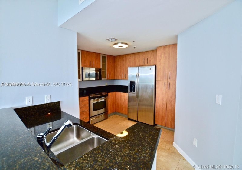 Apartment for rent at 360 Condominium West 806