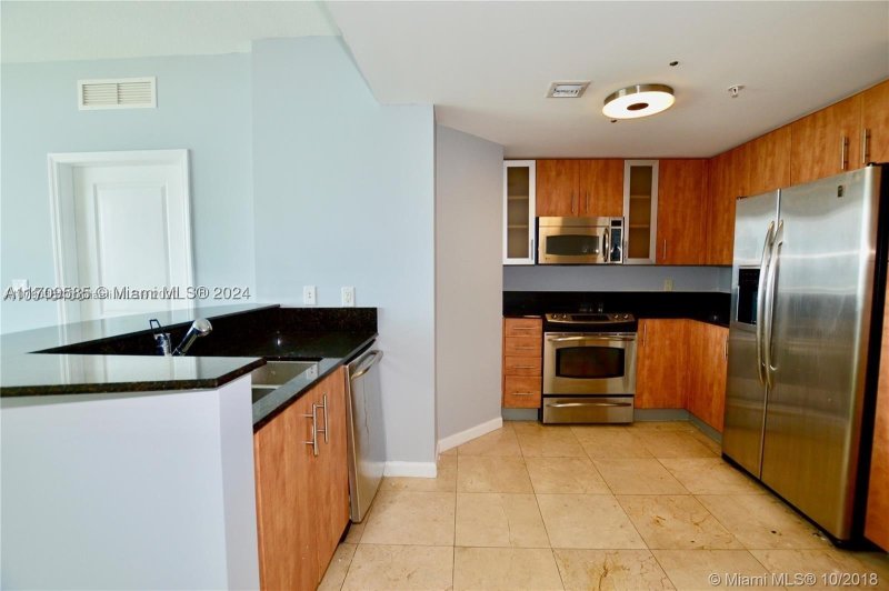 Apartment for rent at 360 Condominium West 806