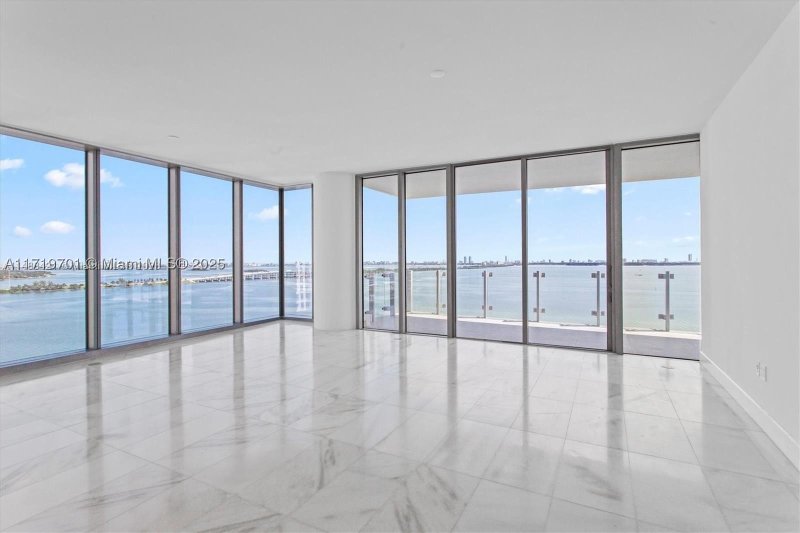 Comprar apartamento no Missoni Baia 2001