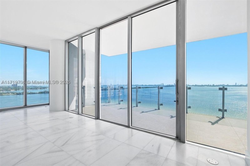 Comprar apartamento no Missoni Baia 2001