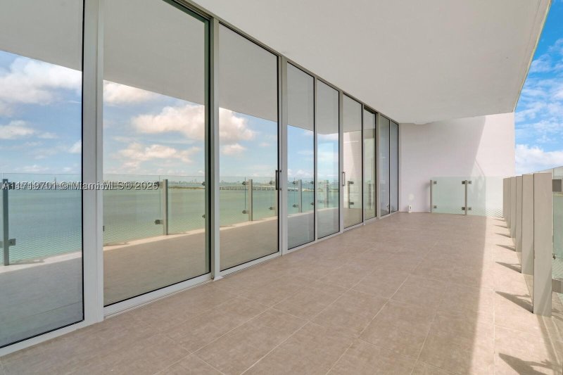 Comprar apartamento no Missoni Baia 2001