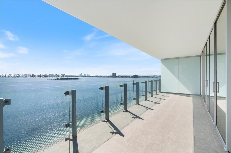 Comprar apartamento no Missoni Baia 2001