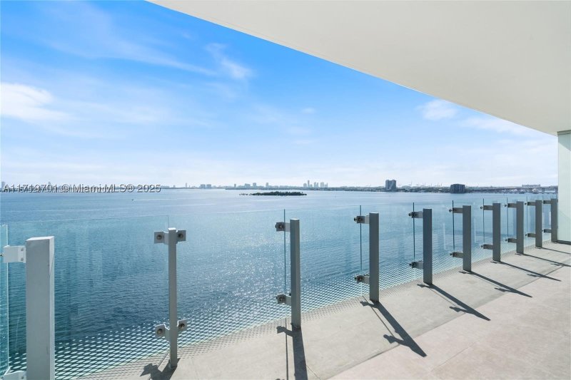 Comprar apartamento no Missoni Baia 2001