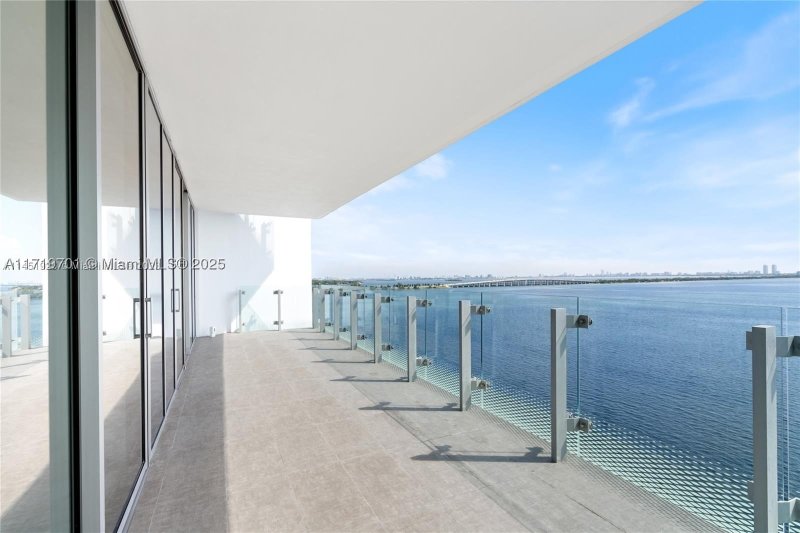 Comprar apartamento no Missoni Baia 2001