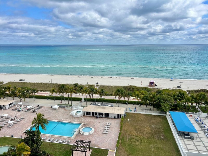 Condo for sale at Carriage Club North 1210