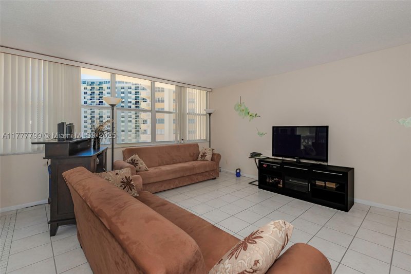 Condo for sale at Imperial Towers 628