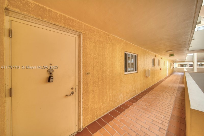 Comprar apartamento no Surfside Palms 201
