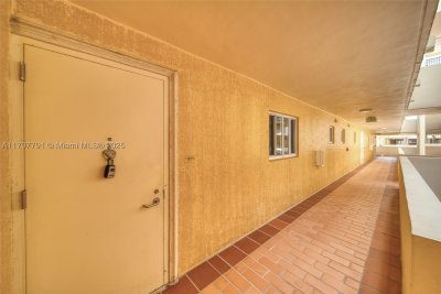 Comprar apartamento no Surfside Palms 201