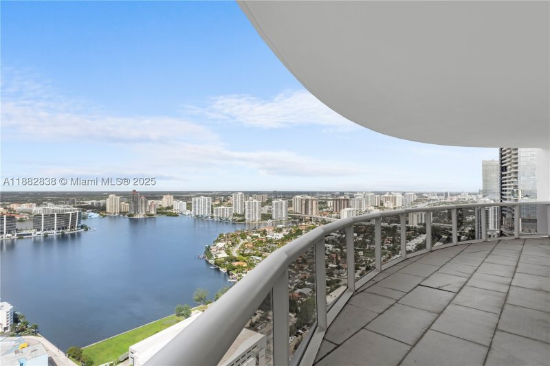 Condo for sale at Trump Royale 5301