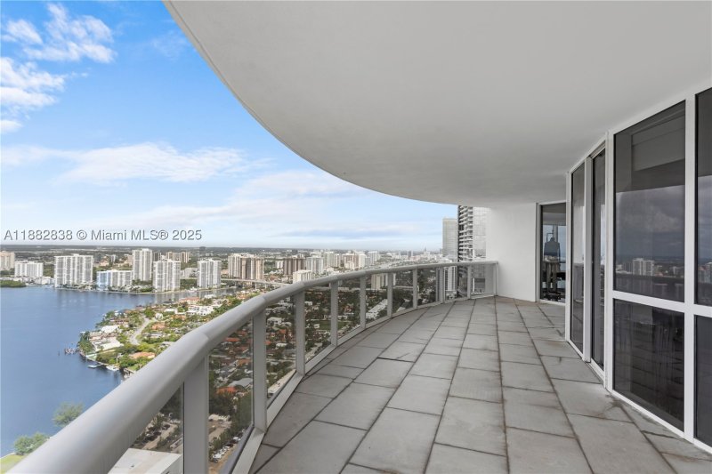 Condo for sale at Trump Royale 5301