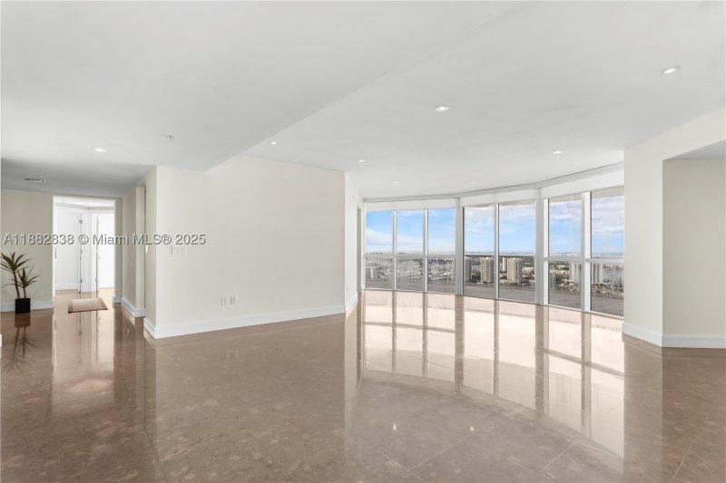 Condo for sale at Trump Royale 5301