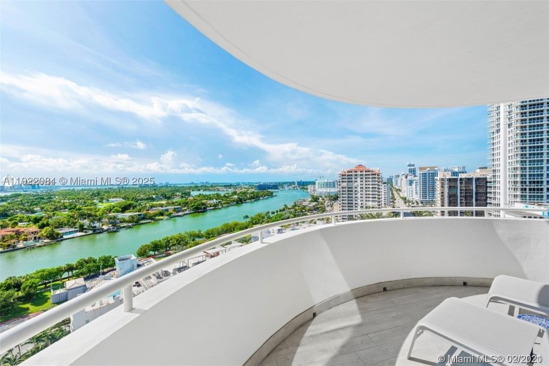 Apartment for rent at La Gorce Palace 807
