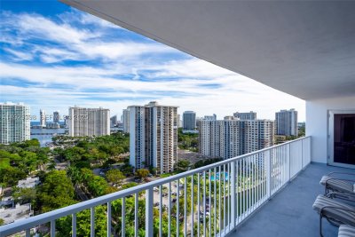 Comprar apartamento en Admirals Port Condos 2211 E