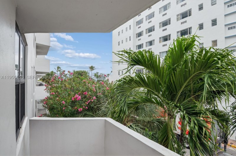 Condo for sale at Vendome Place 202