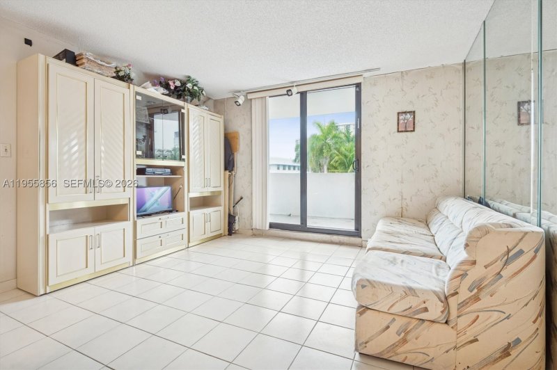 Condo for sale at Vendome Place 202