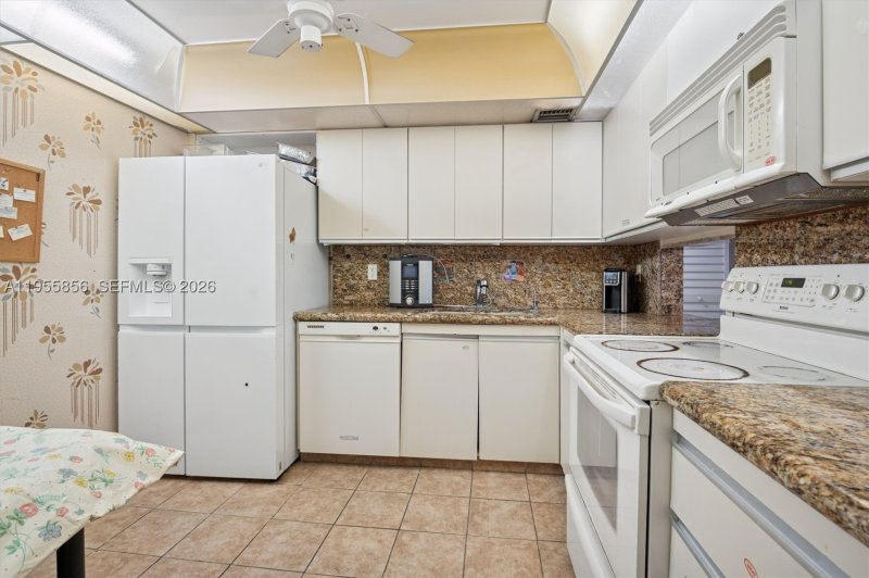 Condo for sale at Vendome Place 202
