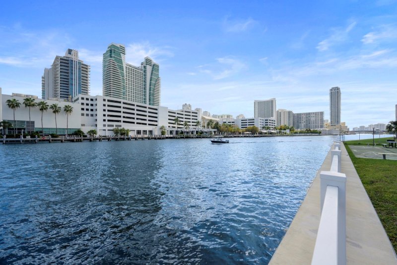 Condo for sale at Towers of Oceanview South 1111 (PH11)