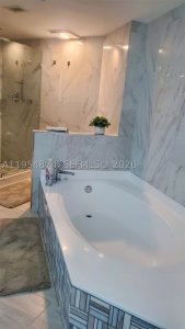 Comprar apartamento en Mystic Pointe 300 913