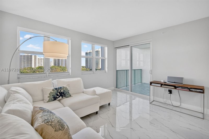 Comprar apartamento en Turnberry Village 714